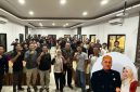 Kolase foto: Masyarakat saat berkumpul memberikan dukungan terhadap Edy Suwanto. Dan foto pojok kanan bawah: Edy Suwanto bersama istri.
