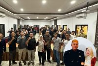 Kolase foto: Masyarakat saat berkumpul memberikan dukungan terhadap Edy Suwanto. Dan foto pojok kanan bawah: Edy Suwanto bersama istri.