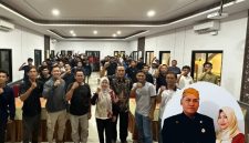 Kolase foto: Masyarakat saat berkumpul memberikan dukungan terhadap Edy Suwanto. Dan foto pojok kanan bawah: Edy Suwanto bersama istri.