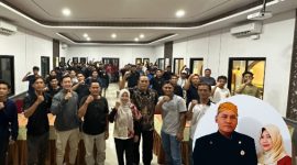 Kolase foto: Masyarakat saat berkumpul memberikan dukungan terhadap Edy Suwanto. Dan foto pojok kanan bawah: Edy Suwanto bersama istri.