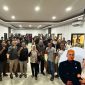Kolase foto: Masyarakat saat berkumpul memberikan dukungan terhadap Edy Suwanto. Dan foto pojok kanan bawah: Edy Suwanto bersama istri.