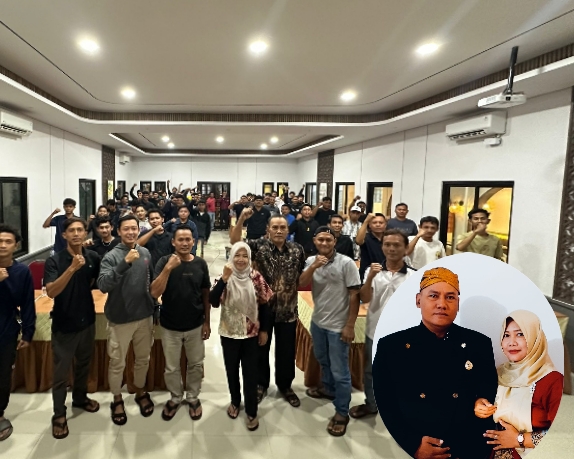 Kolase foto: Masyarakat saat berkumpul memberikan dukungan terhadap Edy Suwanto. Dan foto pojok kanan bawah: Edy Suwanto bersama istri.