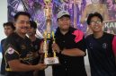 Kapolres Demak, AKBP Samel, saat menyerahkan trofi kepada sang juara e-sport Free Fire, pada turnamen Kapolres Demak Cup 2026.