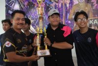 Kapolres Demak, AKBP Samel, saat menyerahkan trofi kepada sang juara e-sport Free Fire, pada turnamen Kapolres Demak Cup 2026.