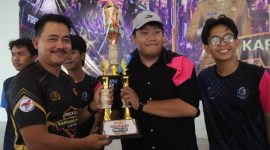 Kapolres Demak, AKBP Samel, saat menyerahkan trofi kepada sang juara e-sport Free Fire, pada turnamen Kapolres Demak Cup 2026.