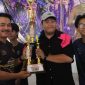 Kapolres Demak, AKBP Samel, saat menyerahkan trofi kepada sang juara e-sport Free Fire, pada turnamen Kapolres Demak Cup 2026.