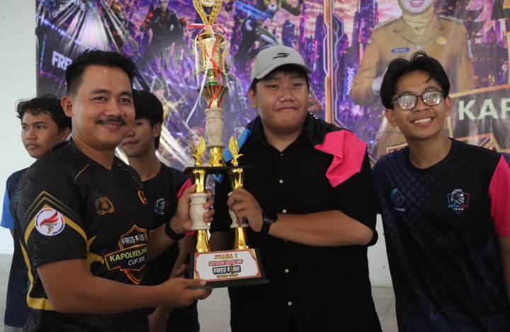 Kapolres Demak, AKBP Samel, saat menyerahkan trofi kepada sang juara e-sport Free Fire, pada turnamen Kapolres Demak Cup 2026.