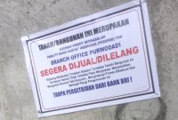 Plang lelang dari pihak Bank BRI di rumah milik SL, diduga salah pasang, atau diduga sengaja.