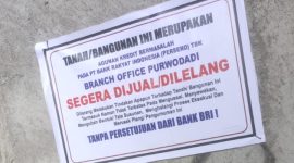 Plang lelang dari pihak bank bank di rumah milik SL, diduga salah pasang, atau diduga sengaja.