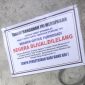 Plang lelang dari pihak bank bank di rumah milik SL, diduga salah pasang, atau diduga sengaja.