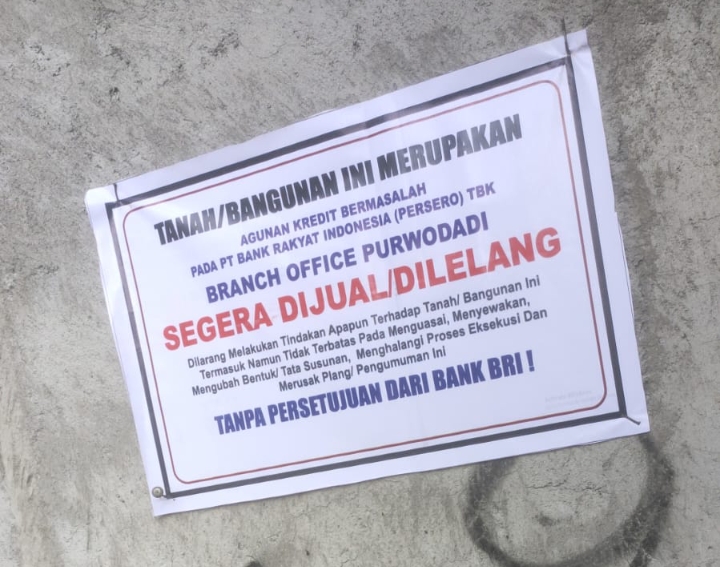 Plang lelang dari pihak Bank BRI di rumah milik SL, diduga salah pasang, atau diduga sengaja.