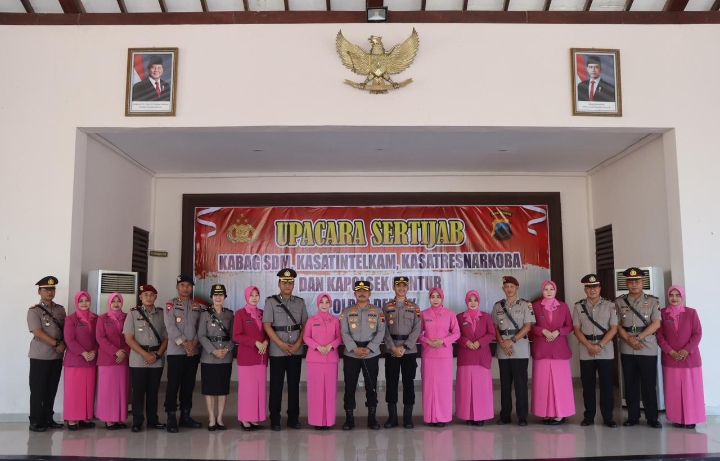 Usai Sertijab, sejumlah perwira jabatan strategis berfoto bersama.