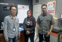 Foto: Dari kiri Angga, (Kepala Unit BRI Kedungjati), Siti Lasmi (SL, nasabah BRI), Yoyok (Mantri BRI Kedungjati. Foto bersama usai mediasi.