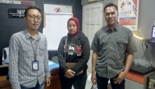 Foto: Dari kiri Angga, (Kepala Unit BRI Kedungjati), Siti Lasmi (SL, nasabah BRI), Yoyok (Mantri BRI Kedungjati. Foto bersama usai mediasi.