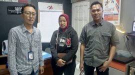 Foto: Dari kiri Angga, (Kepala Unit BRI Kedungjati), Siti Lasmi (SL, nasabah BRI), Yoyok (Mantri BRI Kedungjati. Foto bersama usai mediasi.