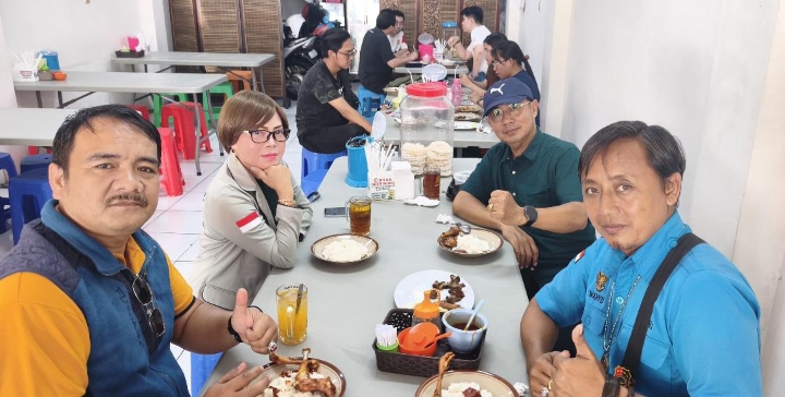 Foto: bertopi, Agus Prajitno, Vio Sari, Tatang S, Wahyu Utomo. 