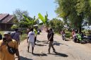 Foto: Warga Blora, saat melakukan aksi tanam pohon pisang di ruas jalan provinsi Randublatung-Cepu. Minggu (31/5/2026).