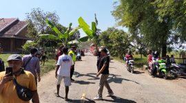 Foto: Warga Blora, saat melakukan aksi tanam pohon pisang di ruas jalan provinsi Randublatung-Cepu. Minggu (31/5/2026).