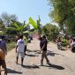 Foto: Warga Blora, saat melakukan aksi tanam pohon pisang di ruas jalan provinsi Randublatung-Cepu. Minggu (31/5/2026).