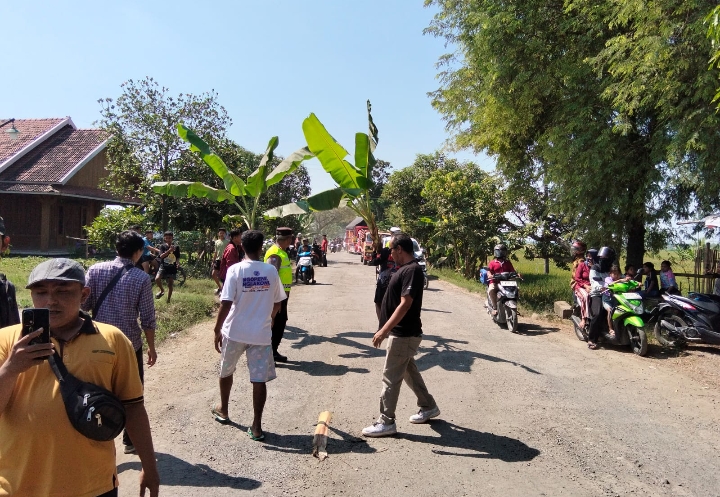 Foto: Warga Blora, saat melakukan aksi tanam pohon pisang di ruas jalan provinsi Randublatung-Cepu. Minggu (31/5/2026).