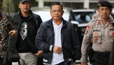 Sudewo, saat didampingi petugas kepolisian.
