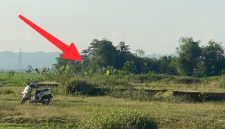 Lokasi pembangunan Gedung Olahraga (GOR). Tampak pondasi bangunan yang terlihat dan ditumbuhi rumput liar. 
