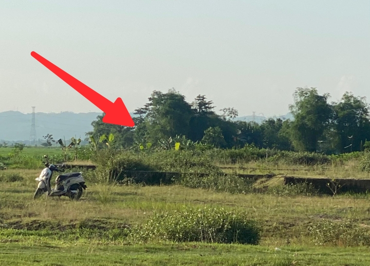 Lokasi pembangunan Gedung Olahraga (GOR). Tampak pondasi bangunan yang terlihat dan ditumbuhi rumput liar. 