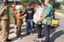 Kepala Dinas PUPR Provinsi Jateng, Henggar Budi Anggoro (baju putih bertopi), saat tinjau lokasi perbaikan jalan.