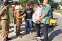 Kepala Dinas PUPR Provinsi Jateng, Henggar Budi Anggoro (baju putih bertopi), saat tinjau lokasi perbaikan jalan.