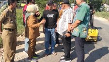 Kepala Dinas PUPR Provinsi Jateng, Henggar Budi Anggoro (baju putih bertopi), saat tinjau lokasi perbaikan jalan.