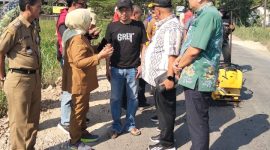Kepala Dinas PUPR Provinsi Jateng, Henggar Budi Anggoro (baju putih bertopi), saat tinjau lokasi perbaikan jalan.
