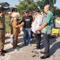Kepala Dinas PUPR Provinsi Jateng, Henggar Budi Anggoro (baju putih bertopi), saat tinjau lokasi perbaikan jalan.
