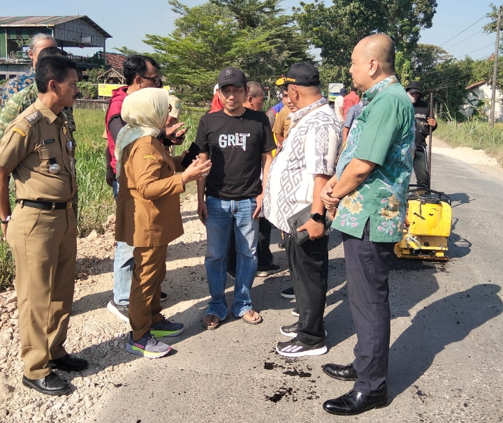 Kepala Dinas PUPR Provinsi Jateng, Henggar Budi Anggoro (baju putih bertopi), saat tinjau lokasi perbaikan jalan.