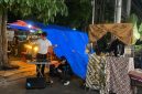 Mahasiswa ilmu komunikasi USM saat memainkan musik DJ. Nampak warung jamu berdampingan dengan angkringan, menambah suasana klasik kekinian.