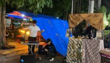 Mahasiswa ilmu komunikasi USM saat memainkan musik DJ. Nampak warung jamu berdampingan dengan angkringan, menambah suasana klasik kekinian.