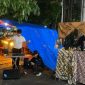 Mahasiswa ilmu komunikasi USM saat memainkan musik DJ. Nampak warung jamu berdampingan dengan angkringan, menambah suasana klasik kekinian.