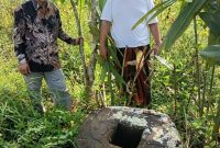 Gus Zainal (kaos putih) saat mengungkap situs kuno diduga peninggalan kerajaan Kalingga.