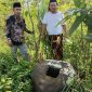 Gus Zainal (kaos putih) saat mengungkap situs kuno diduga peninggalan kerajaan Kalingga.