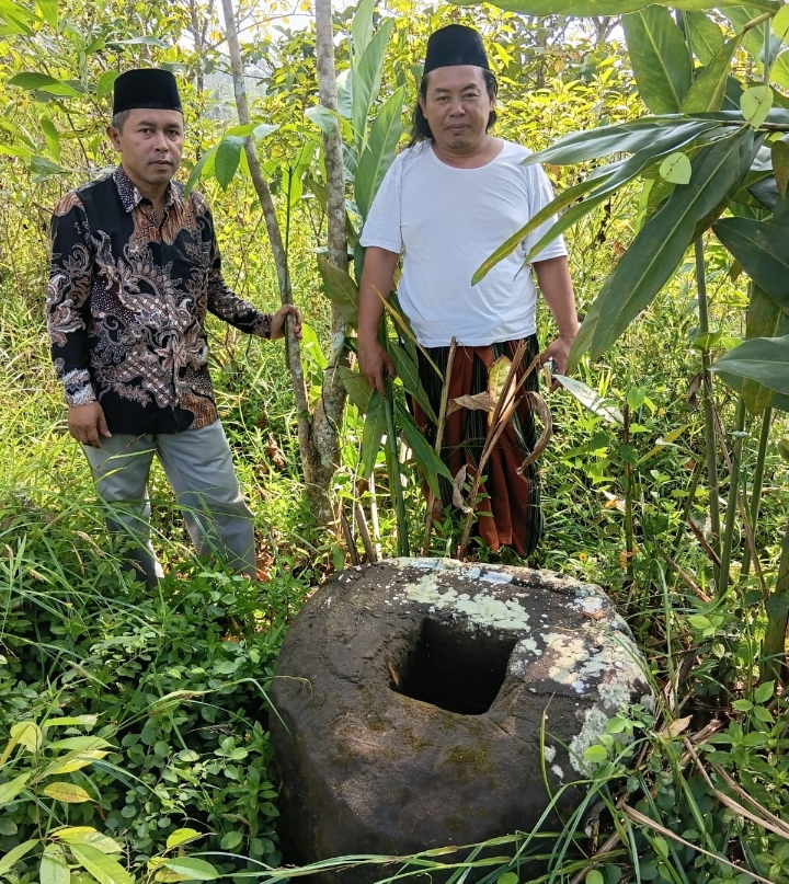 Gus Zainal (kaos putih) saat mengungkap situs kuno diduga peninggalan kerajaan Kalingga.