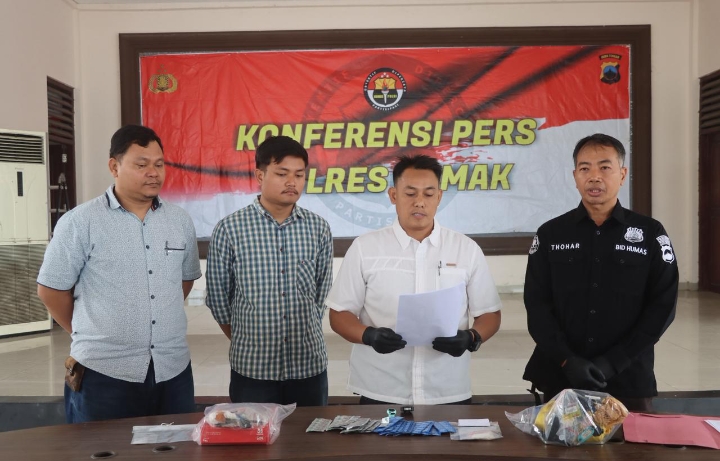 Satres Narkoba Polres Demak, saat ungkap kasus peredaran narkotika jenis sabu berkedok jualan es teh.