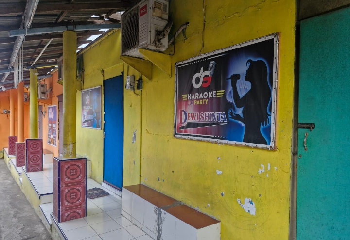 Foto: Nampak berjejer tempat hiburan karaoke+