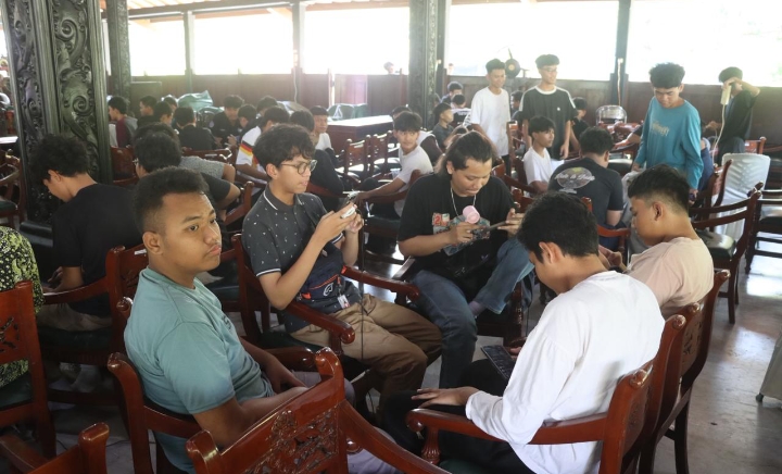 Nampak para peserta sedang mengikuti Kapolres Cup Turnamen E-Sport Mobile Legend Season 2.