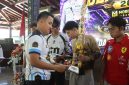 AKBP Samel, saat memberikan hadiah kepada para pemenang Kapolres Demak Cup 2026 season 2.