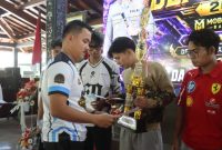 AKBP Samel, saat memberikan hadiah kepada para pemenang Kapolres Demak Cup 2026 season 2.