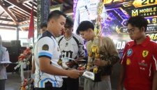 AKBP Samel, saat memberikan hadiah kepada para pemenang Kapolres Demak Cup 2026 season 2.
