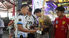 AKBP Samel, saat memberikan hadiah kepada para pemenang Kapolres Demak Cup 2026 season 2.