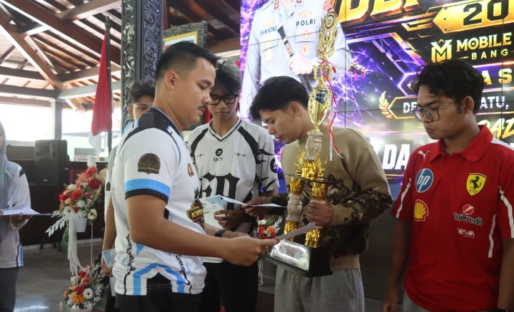 AKBP Samel, saat memberikan hadiah kepada para pemenang Kapolres Demak Cup 2026 season 2.
