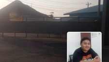 Kolase foto: Nampak tumpukan batu split dari pabrik pengolahan batu, dan kepala SPPG Sucenjurut Engah Muhammad Hanif Hidayat.
