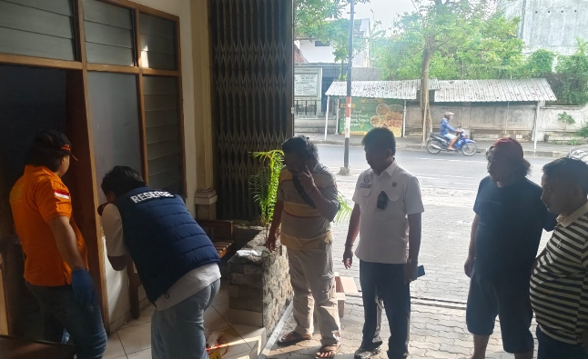 Satreskrim Polres Blora, saat mengecek TKP.