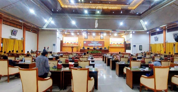 Suasana sidang paripurna DPRD Kabupaten Demak, penyerahan Rancangan Peraturan Daerah (Raperda) tentang Pertanggungjawaban Pelaksanaan APBD Kabupaten Demak Tahun Anggaran 2025.